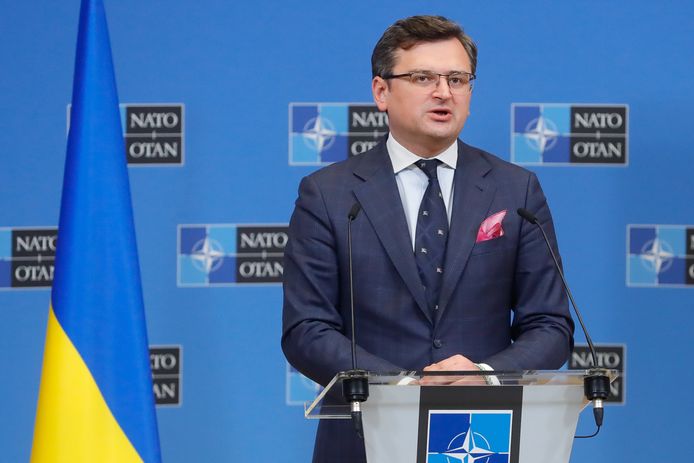 De Oekraïense minister van Buitenlandse Zaken Dmitro Koeleba tijdens een persconferentie op het NAVO-hoofdkwartier in Brussel.
