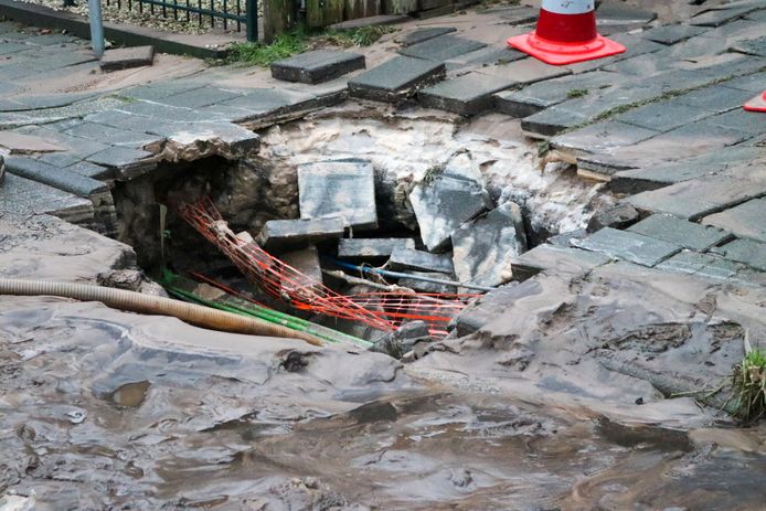 Door een leidingbreuk hebben sommige bewoners van de Apeldoornse woonwijk Brinkhorst tijdelijk geen water.