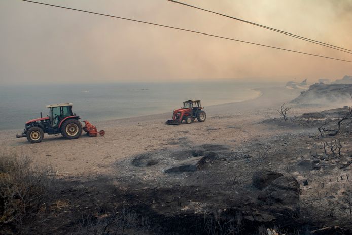 epaselect epa10762717 Τractors operate during a fire in the village of Kiotari, on the island of Rhodes, Greece, July 22, 2023. Although the fire department managed to put out several rekindled fires on the island over the past few days, the fire near the village of Laerma in the north of the island continues to spread and move eastward to the dam of Gadoura, while the inhabitants of the villages of Lardos and Pilonas were invited to eva cued their homes during the day, via the emergency number 112. Some 173 firefighters with 35 fire engines and 10 ground teams are fighting the fire, assisted by 3 water bombers and 2 helicopters.  Another 31 firefighters with 4 fire trucks and 3 ground crews were also due to arrive from Slovakia.  Local authority water tanks also help.  EPA/DAMIANIDIS LEFTERIS