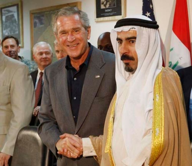 Nog geen twee weken geleden schudde de Amerikaanse president Bush de hand van Abdul-Sattar Abu Risha, een prominente Iraakse soennitische leider in de provincie Anbar. Donderdag kwam de sjeik om het leven bij een aanslag vlakbij zijn huis. (AP) Beeld AP