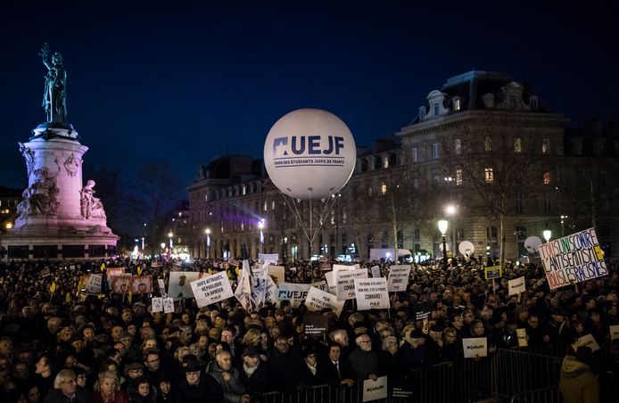 Betogers tegen antisemitisme op de Place de la Republique in de Franse hoofdstad Parijs.