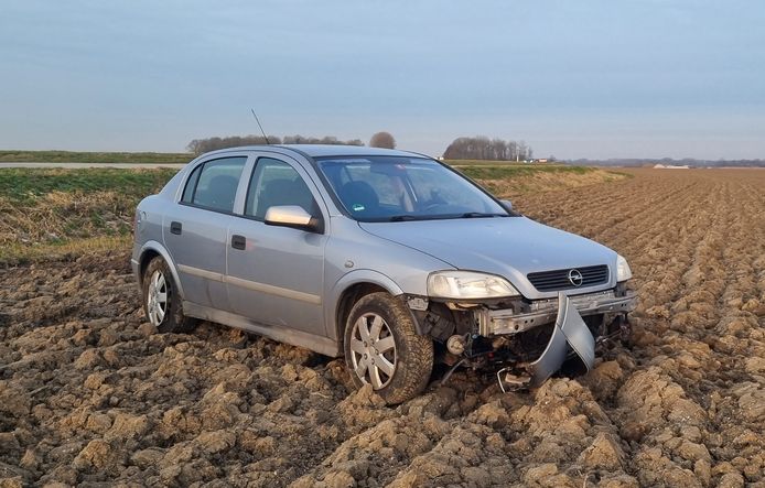 Automobilist eindigt op een akker aan de Elburgerweg tussen Elburg en Dronten.