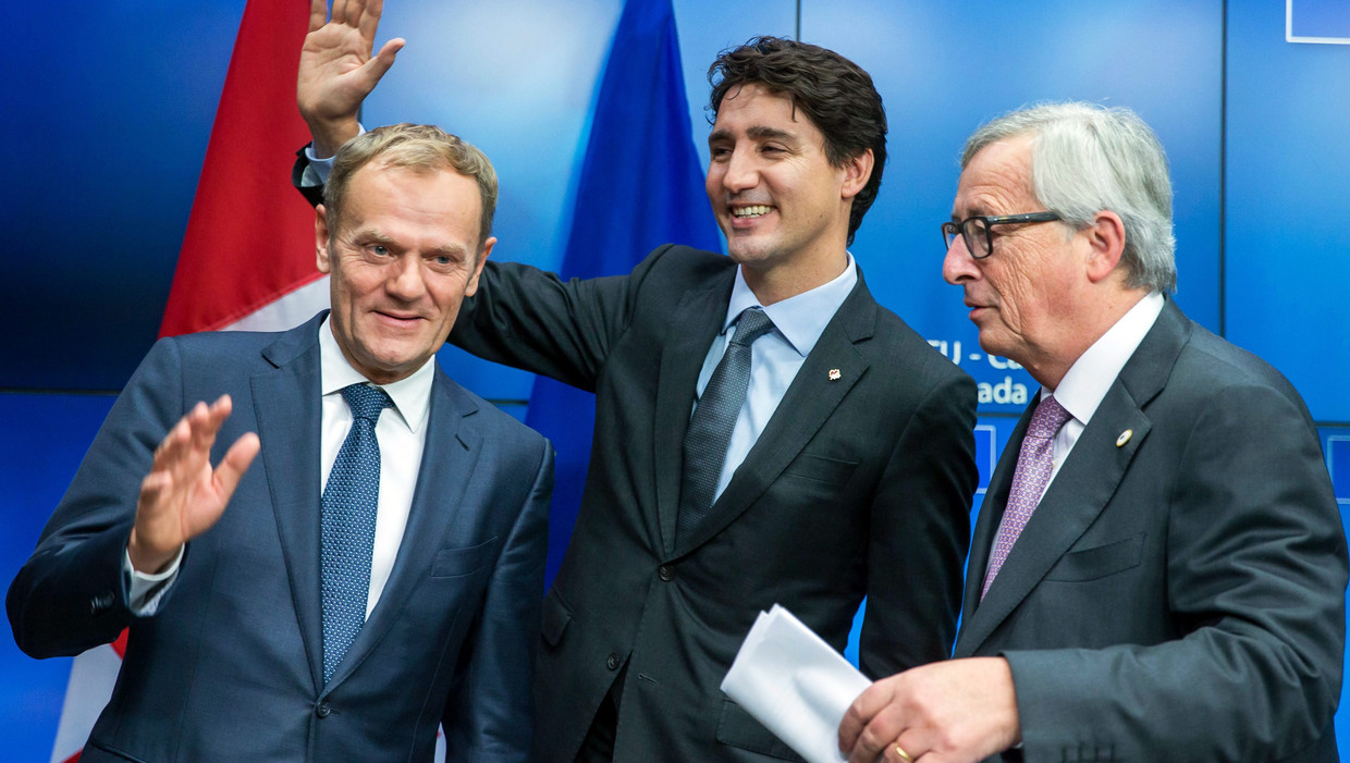 Voorzitter van de Europese Raad Donald Tusk, de Canadese premier Justin Trudeau en voorzitter van de Europese Commissie Jean-Claude Juncker na het tekenen van het Ceta-verdrag. Beeld EPA
