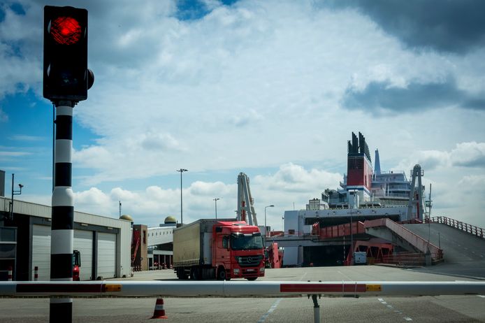 Vrachtwagens rijden bij Stena Line in Hoek van Holland de ferry naar Engeland op.