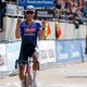 Mathieu van der Poel wint snelste Parijs-Roubaix ooit, Van Aert rijdt lek op cruciaal moment