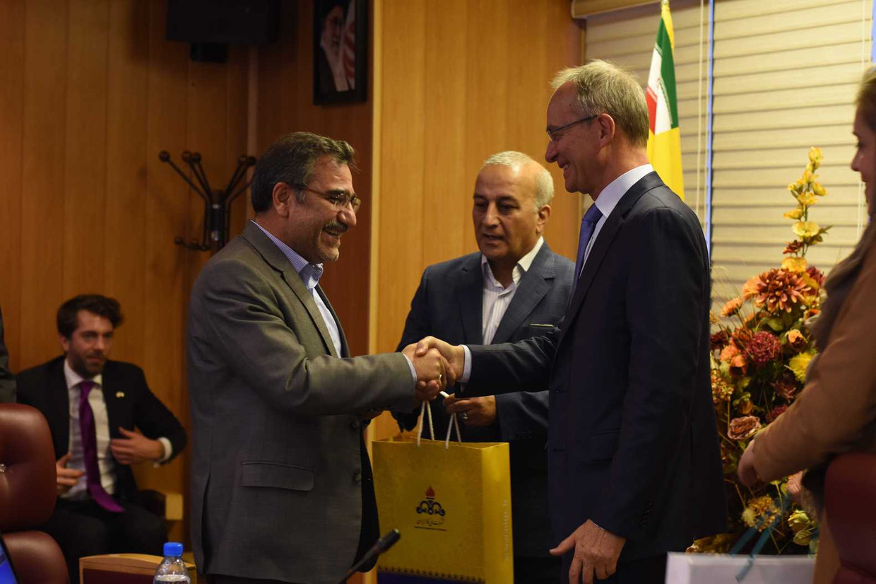 Minister Henk Kamp tijdens zijn bezoek aan Iran afgelopen november Beeld anp