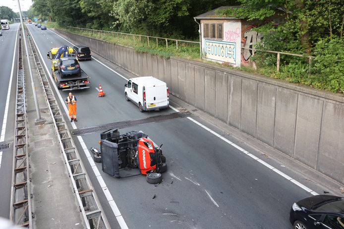 Het golfkarretje belandde op de weg aan de andere kant van het viaduct. Dat zorgt voor hinder op de weg Den Bosch - Tilburg.