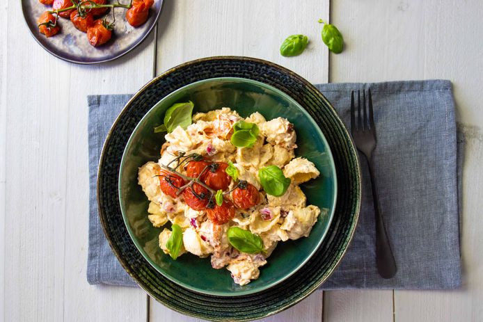 Pasta met feta en tomaatjes uit de oven.
