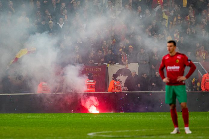 Een bommetje belandt op het veld tijdens de wedstrijd.