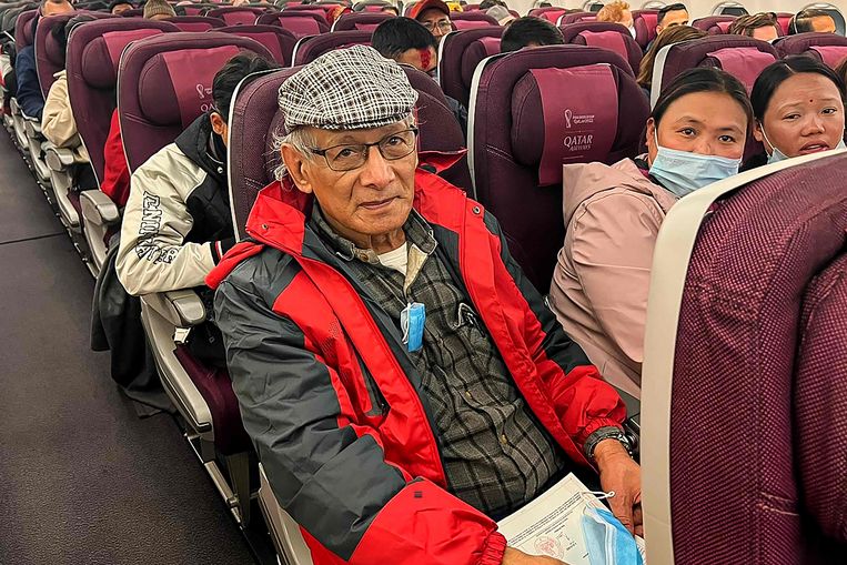 De Franse seriemoordenaar Charles Sobhraj vrijdag na zijn vrijlating in het vliegtuig onderweg vanuit Nepal naar Parijs. Beeld AFP