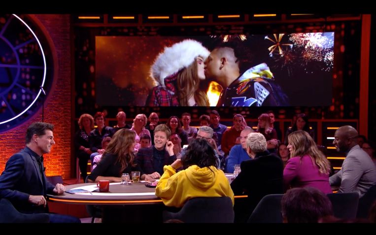 Een zoenende Famke Louise en Ronnie Flex op het beeldscherm bij RTL Late Night. Beeld 