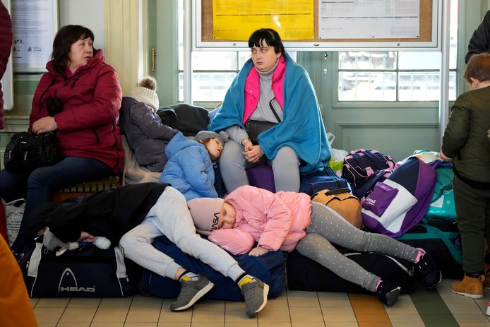 Een Oekraïens gezin dat op de vlucht is (illustratiebeeld).