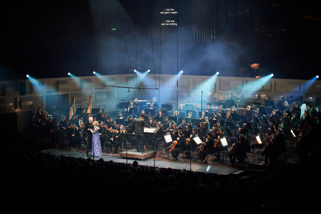 ‘Kus me, stel geen vragen’, zegt Hertog Blauwbaard (Johannes Martin Kränzle) tegen Judith (Claudia Mahnke). Achter hen maestro Lahav Shani en het Rotterdams Philharmonisch Orkest. Beeld Eduardus Lee