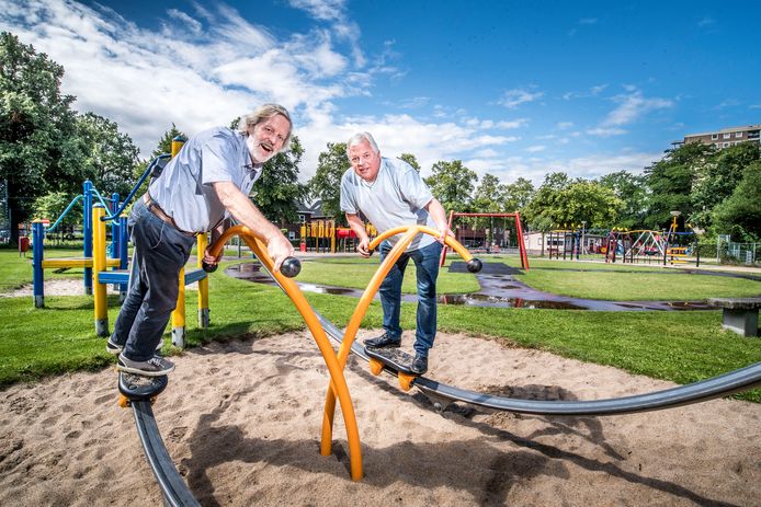 Archieffoto: Gerrit Dijkhuizen en Ben van Dijk rechts in de speeltuin op Mekkelholt.