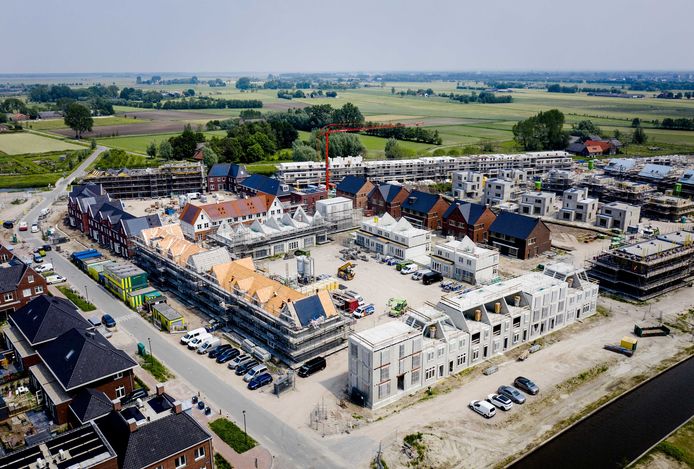 Een dronefoto van een nieuwbouwproject in Amersfoort.