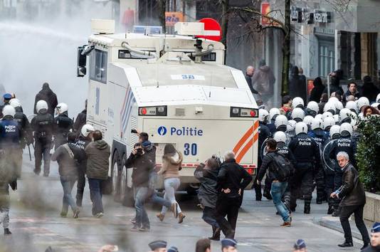 Na de aanslagen in Brussel maakten enkele honderden hooligans amok op het Beursplein.
