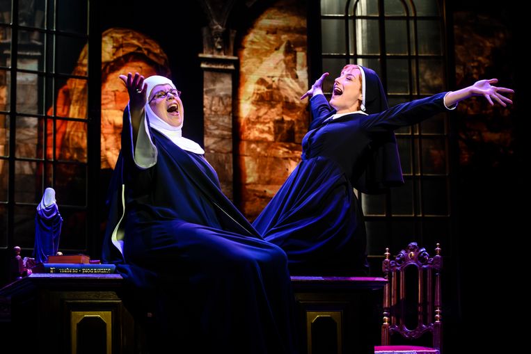 Moeder Overste (Francis van Broekhuizen) en postulante Maria (Nandi van Beurden) in The Sound of Music. Beeld Annemieke van der Togt/Roy Beusker