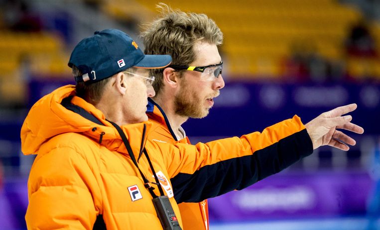 Schaatscoach Jillert Anema (links) en zijn pupil Jorrit Bergsma na afloop van de training van de langebaanschaatsers in de Gangneung Oval. Beeld ANP
