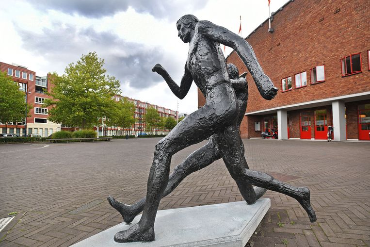 Het standbeeld van Johan Cruijff bij het Olympisch Stadion. Beeld Guus Dubbelman / de  Volkskrant