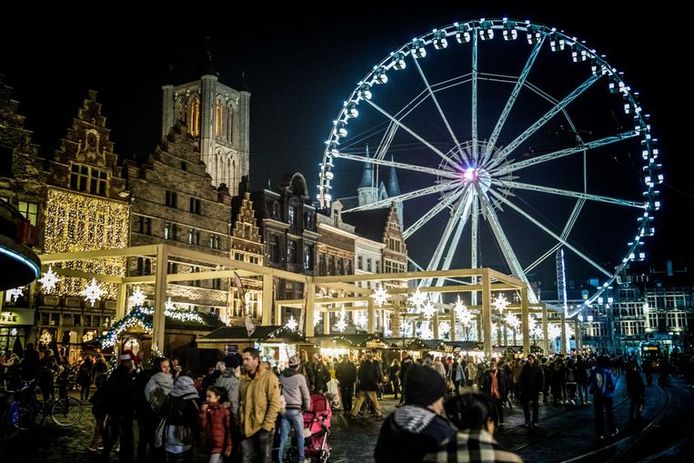 Het reuzenrad op de Korenmarkt is een van de blikvangers op de Winterfeesten in Gent.