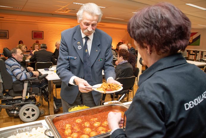 Rob de Boer (86) geniet volop van 'de blauwe hap' tijdens het Veteranencafé in Den Dullaert in Hulst. Hij schept voor de tweede keer op.
