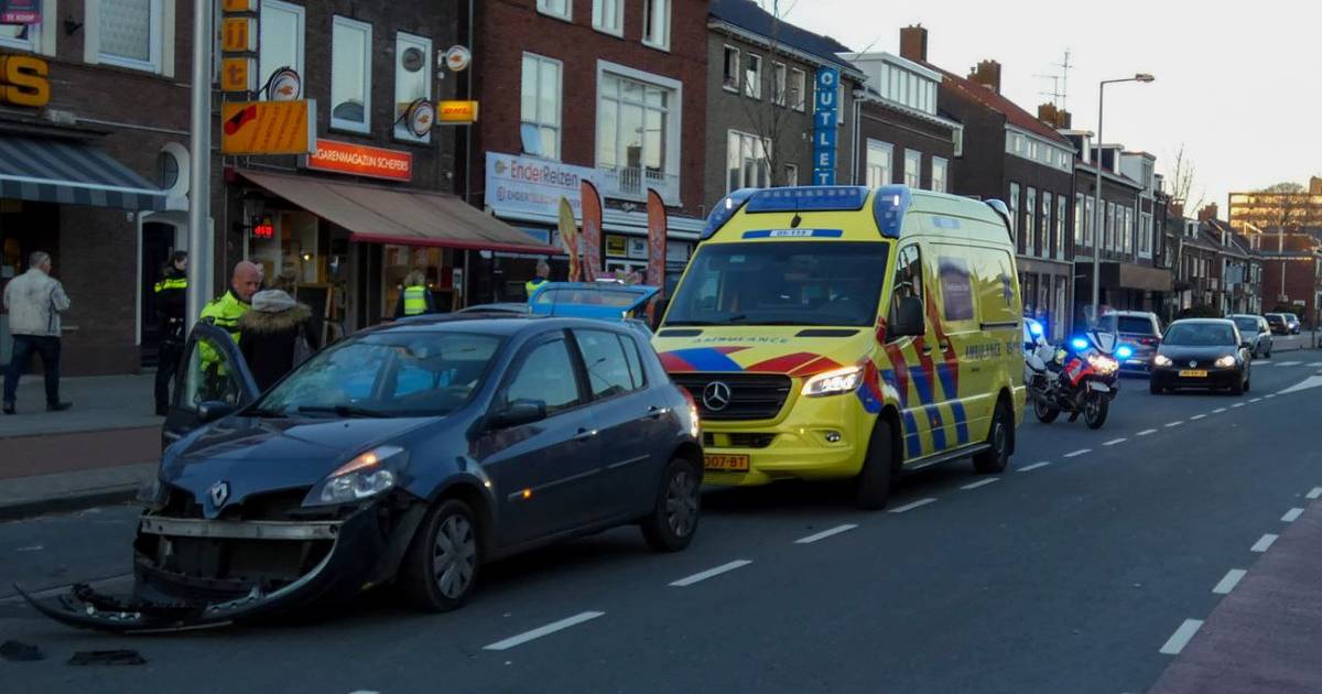 Vrouw gewond naar het ziekenhuis na aanrijding op Haaksbergerstraat in Enschede.