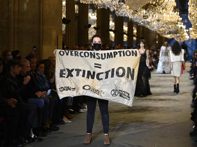 Actievoerster Extinction Rebellion tegen de grond gewerkt op catwalk Louis Vuitton in Parijs
