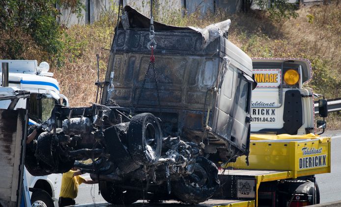 Na het ongeval gisterenmiddag op de E19 met een vrachtwagen ter hoogte van Machelen, is de snelweg nog steeds volledig versperd tussen Vilvoorde en Brussel. Deze nacht wordt het asfalt er hersteld.