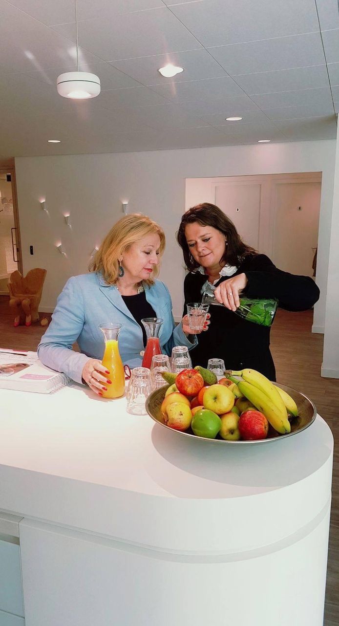 Janny van der Heijden (links), ambassadeur voor gezonde voeding, hielp ook mee bij de ontwikkeling van de Smaakmaker. Rechts: Marjolein de Jong