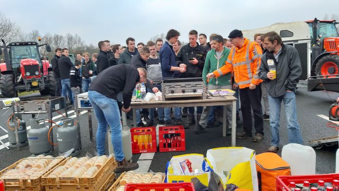 Boze Twentse en Duitse boeren BBQen op lamgelegde snelweg A1 De Lutte - Foto Lucien Baard