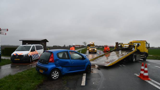Auto's zwaar beschadigd na botsing Kerkwerve, bestuurders naar het ziekenhuis 