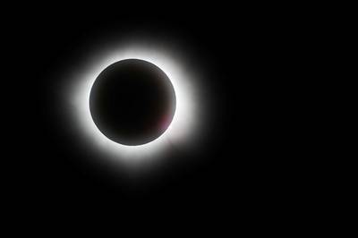 Une rare éclipse totale plonge l’Amérique dans le noir