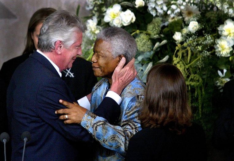 Demissionair premier Kok feliciteert Nelson Mandela met zijn Franklin D. Roosevelt Four Freedoms Award. in 2002. Beeld anp