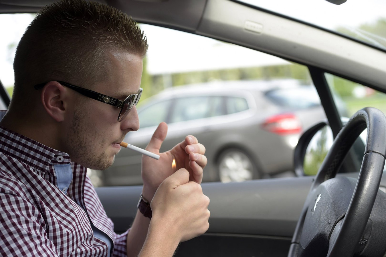 Можно курить в такси. Курящий водитель. Курит в машине. Мужчина курит в машине. Водитель курит.