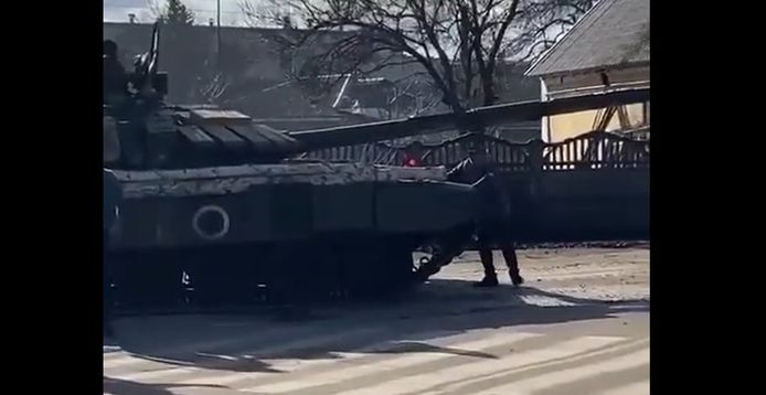 Burger probeert tank tegen te houden.