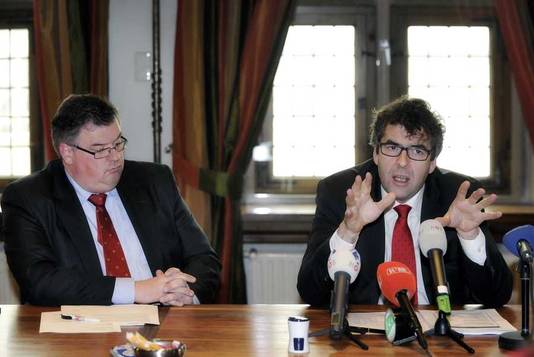 Hoofdofficier van justitie John Lucas (R) en de korpsbeheerder en burgemeester van Nijmegen Hubert Bruls.