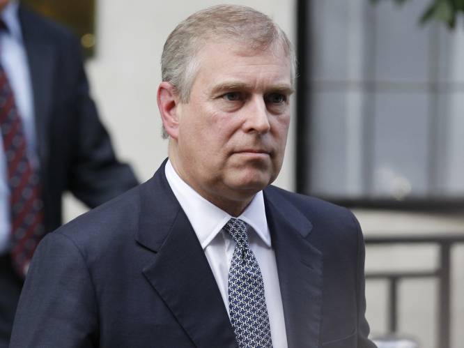 Juridische documenten onthullen: “Britse prins Andrew randde vrouw aan in huis van miljardair Epstein”