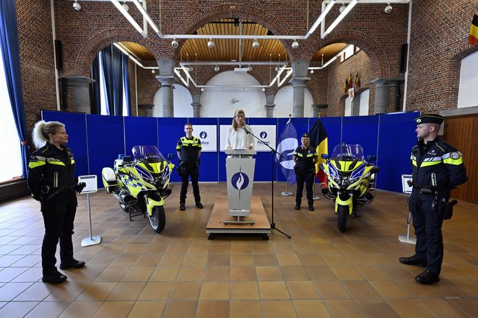 KIJK. Dit wordt het nieuwe uniform van de politie: zichtbaarder ...
