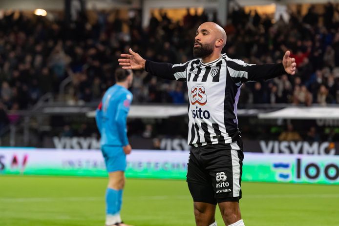 Met drie treffers tegen Telstar liet Samuel Armenteros zien weer dé spits van Heracles te zijn.