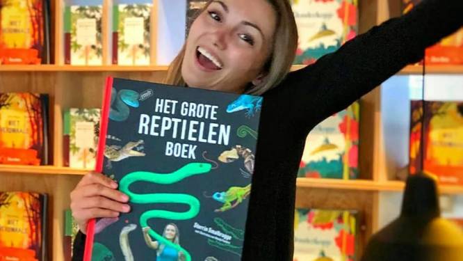 Ecologe Sterrin Smalbrugge komt met reptiel bij Bibliotheek Enschede in kader Kinderboekenweek