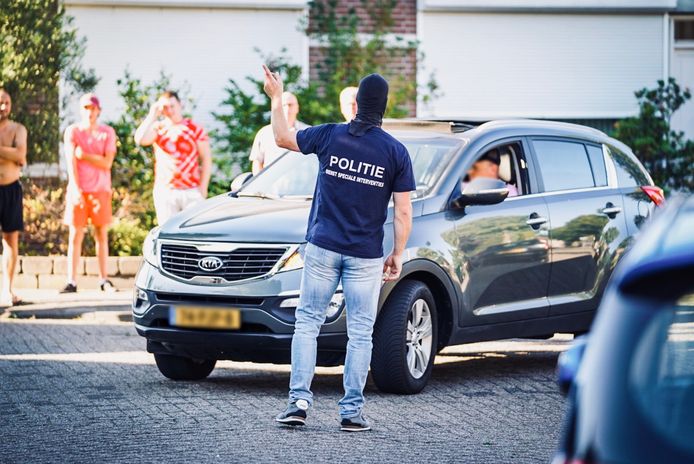 Arrestatieteam valt woning in Helmond binnen