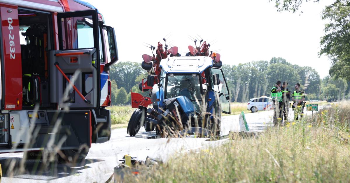 Auto en trekker botsen met elkaar in Nieuw Heeten: man en vrouw uit Berkelland naar het ziekenhuis