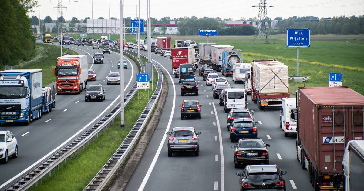 File op A73 door ongeval met vrachtwagen bij Beuningen: 14 kilometer file.