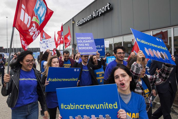 Cabinepersoneel en piloten van Ryanair voerden afgelopen vrijdag op vliegveld Eindhoven actie voor betere arbeidsomstandigheden en meer loon. Ook roepen ze de Ierse luchtvaartmaatschappij op de lokale wet en regelgeving toe te passen.