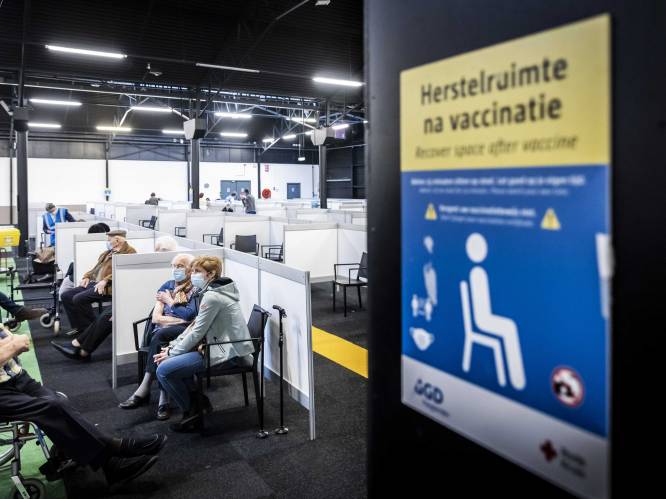 Nederlandse experten willen hoger vaccinatietempo: mogelijk geen kwartier wachttijd na boosterprik