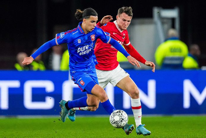 Ramiz Zerrouki zondagavond in duel met AZ-middenvelder Peer Koopmeiners.