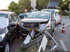 Bestuurder crasht tegen geparkeerde auto en vangrail in Mijdrecht