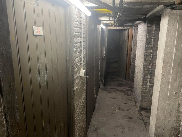 Onder meer in deze kelder werd er brand gesticht.