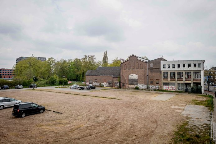 Links achter wat ooit de eerste elektriciteitscentrale van Hengelo en later techniekmuseum Heim was, moet een woontoren van 40 meter hoog komen. Dat stuit op veel bezwaren.