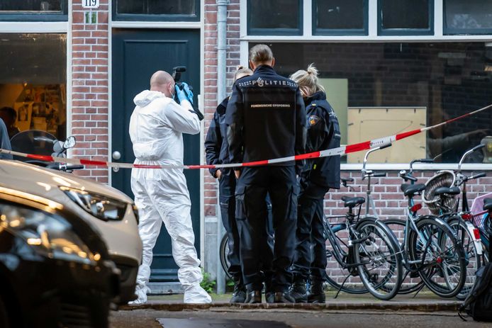 Forensische opsporing in de buurt van de Lange Leidsedwarsstraat in Amsterdam. Bij een schietpartij is misdaadverslaggever Peter R. de Vries zwaargewond geraakt.